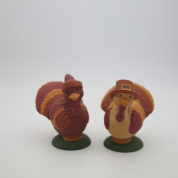 Avon Vintage Gift Collection: Thanksgiving Salt & Pepper Shakers - Picture 7 of 7